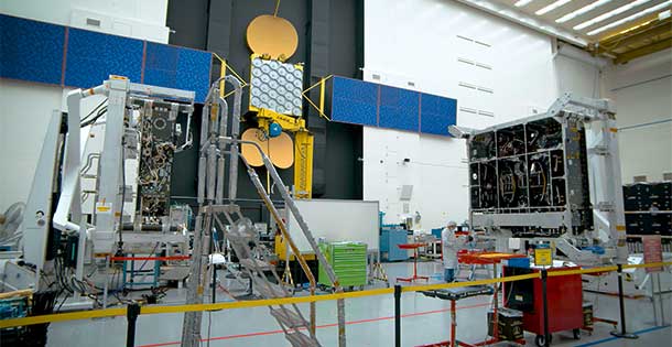 Interview SES: Techniker bei der Arbeit an der O3b mPOWER-Satellitenhardware in der Produktionshalle von Boeing in El Segundo, Kalifornien.