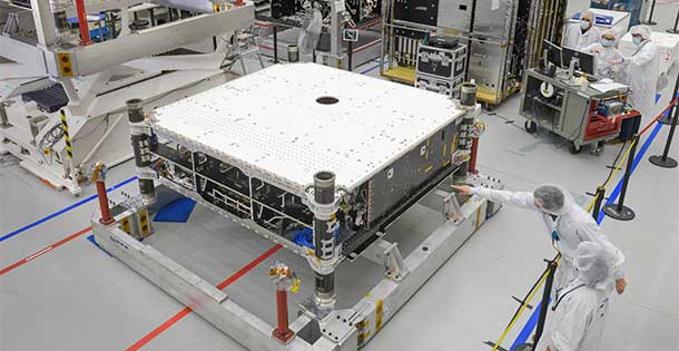 Interview SES: Inspektion der O3b mPOWER-Satelliten-Hardware in der Produktionshalle von Boeing in El Segundo, Kalifornien. Dieser Satellit der nächsten Generation wurde mit deutlich weniger Komponenten und Masse entwickelt, was ihn wesentlich kompakter macht und gleichzeitig seine Kapazität drastisch erhöht.