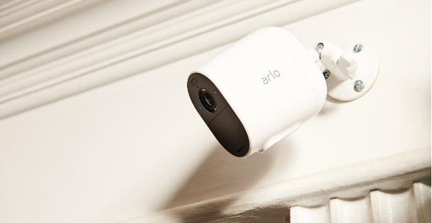 Arlo Essential Spotlight Kamera